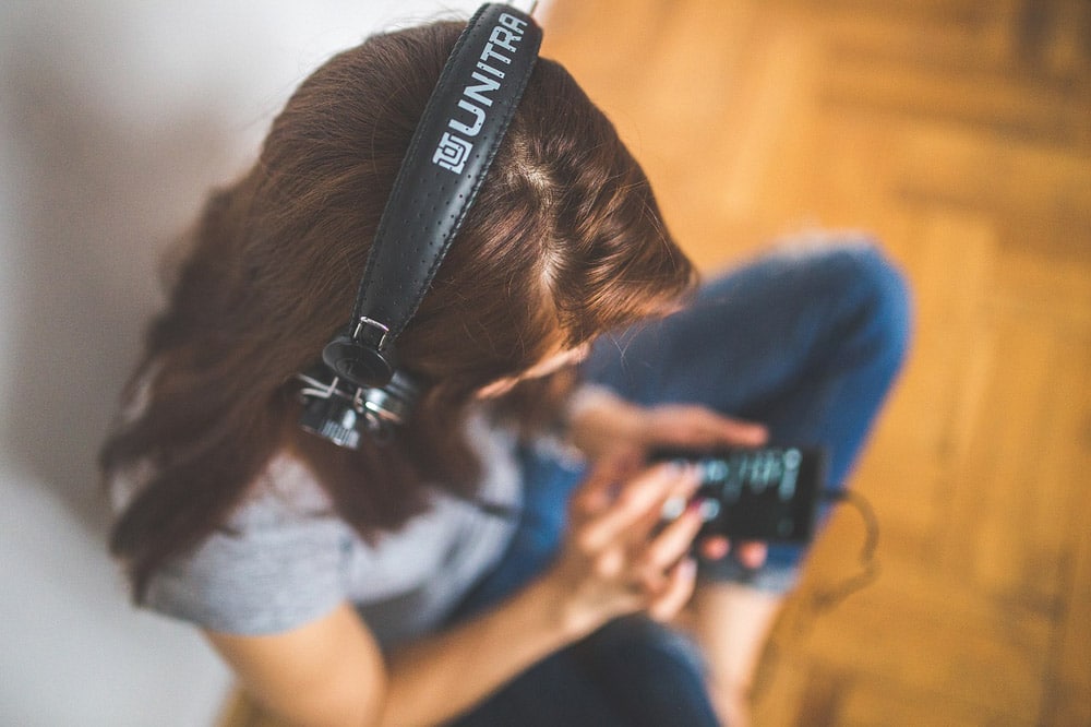 Ragazza che ascolta musica sul cellulare