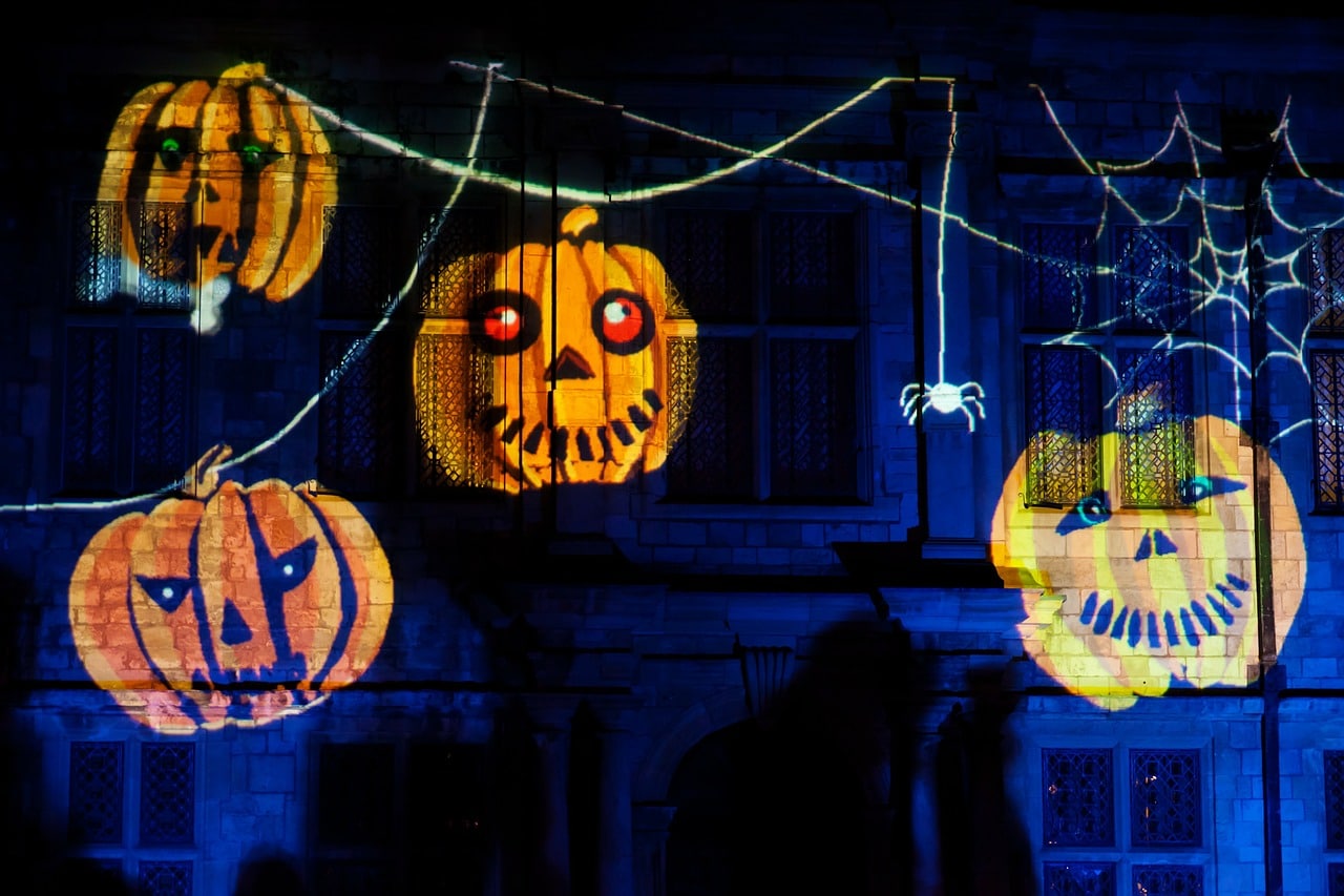 Luci che proiettano zucche si halloween