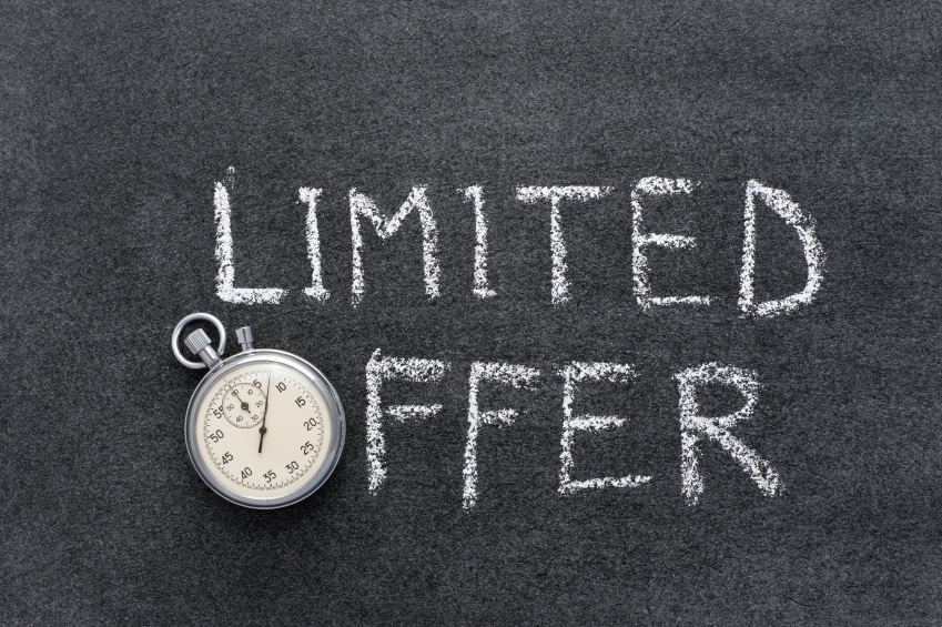 Lavagna con scritta offerta limitata