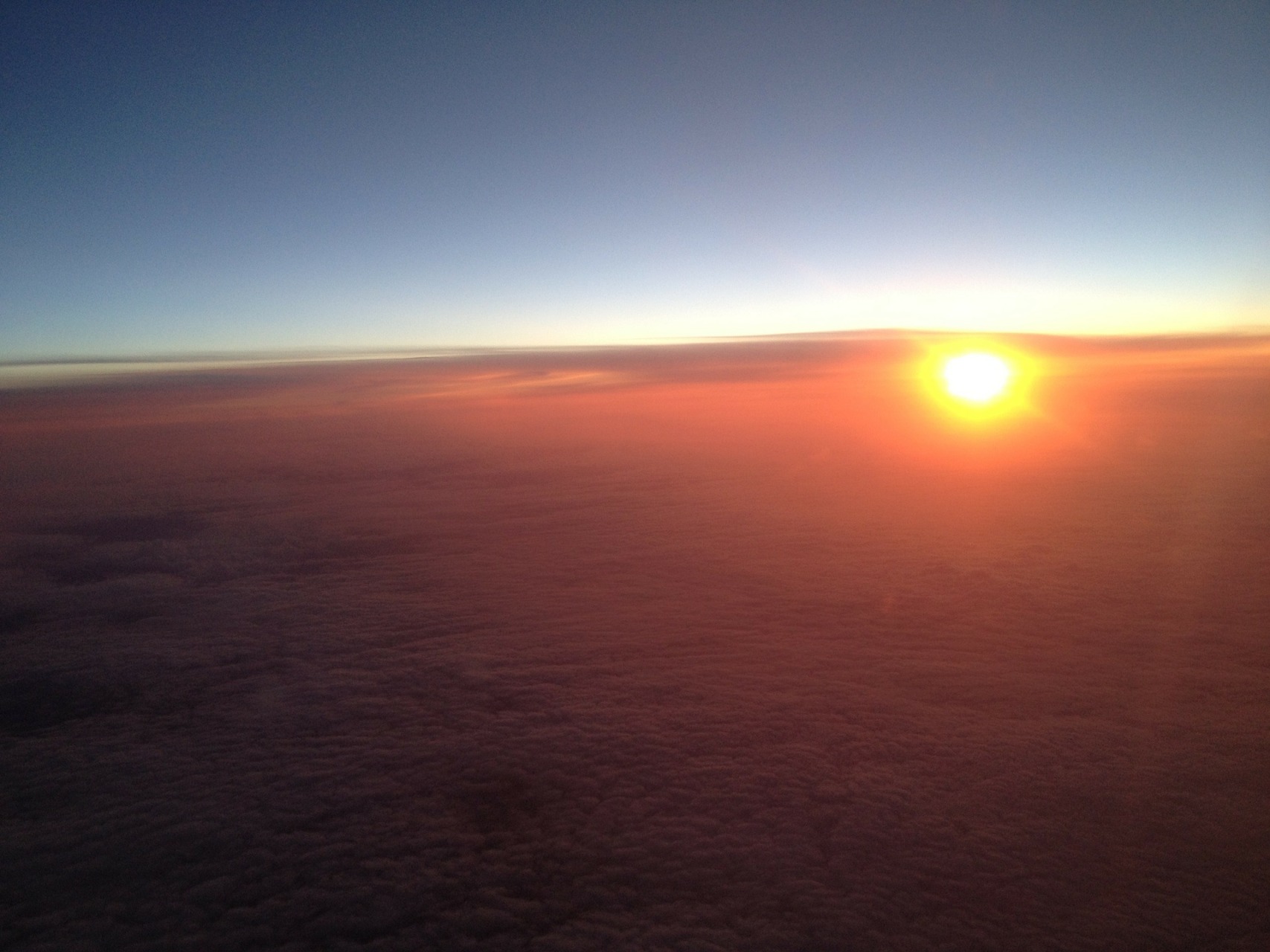 Sole che tramonta all'orizzonte