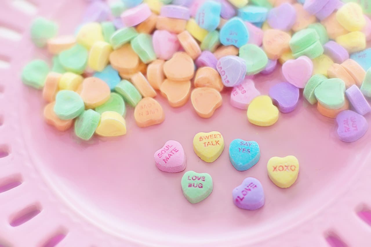 Caramelle a forma di cuori colorati