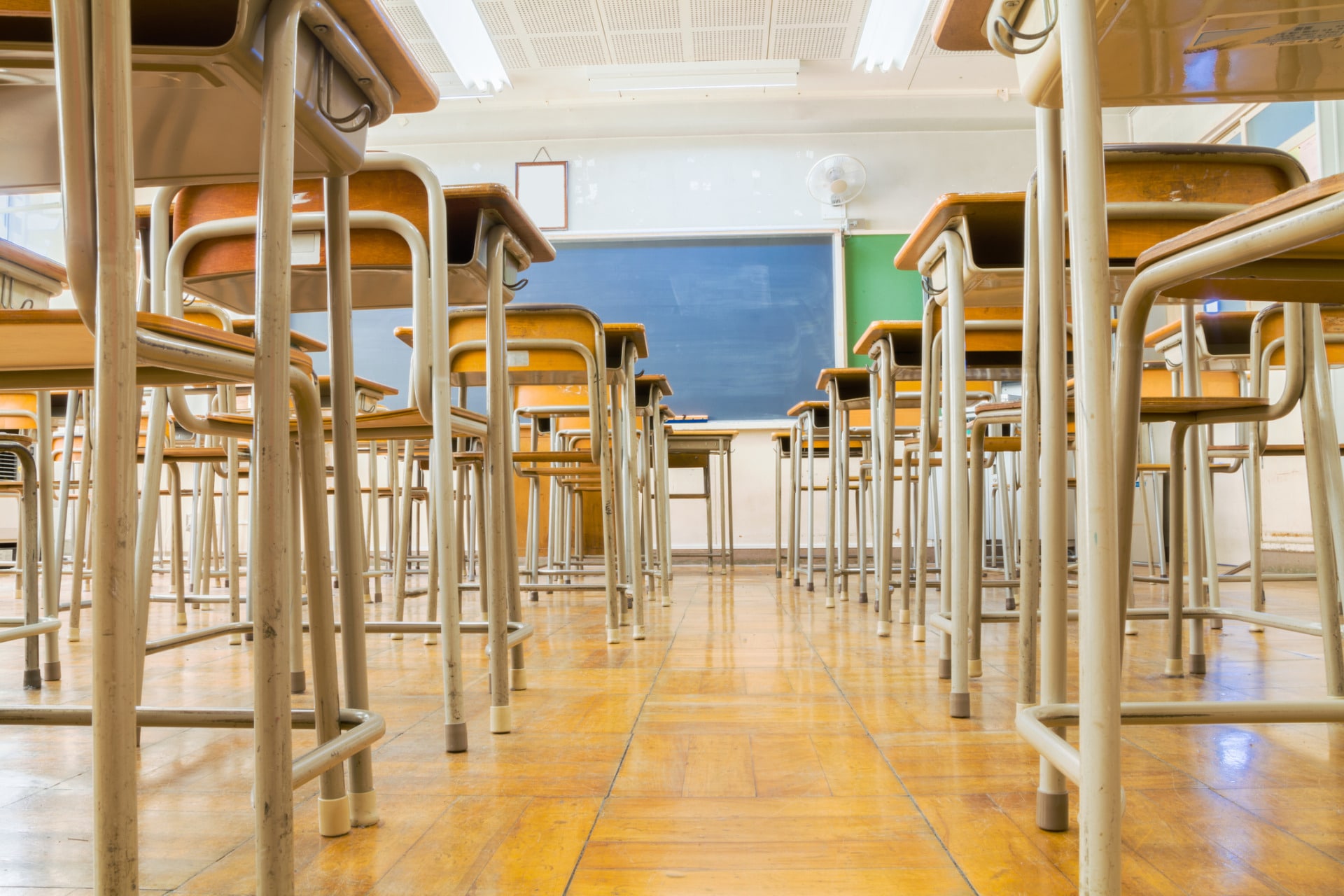 banchi di scuola in classe