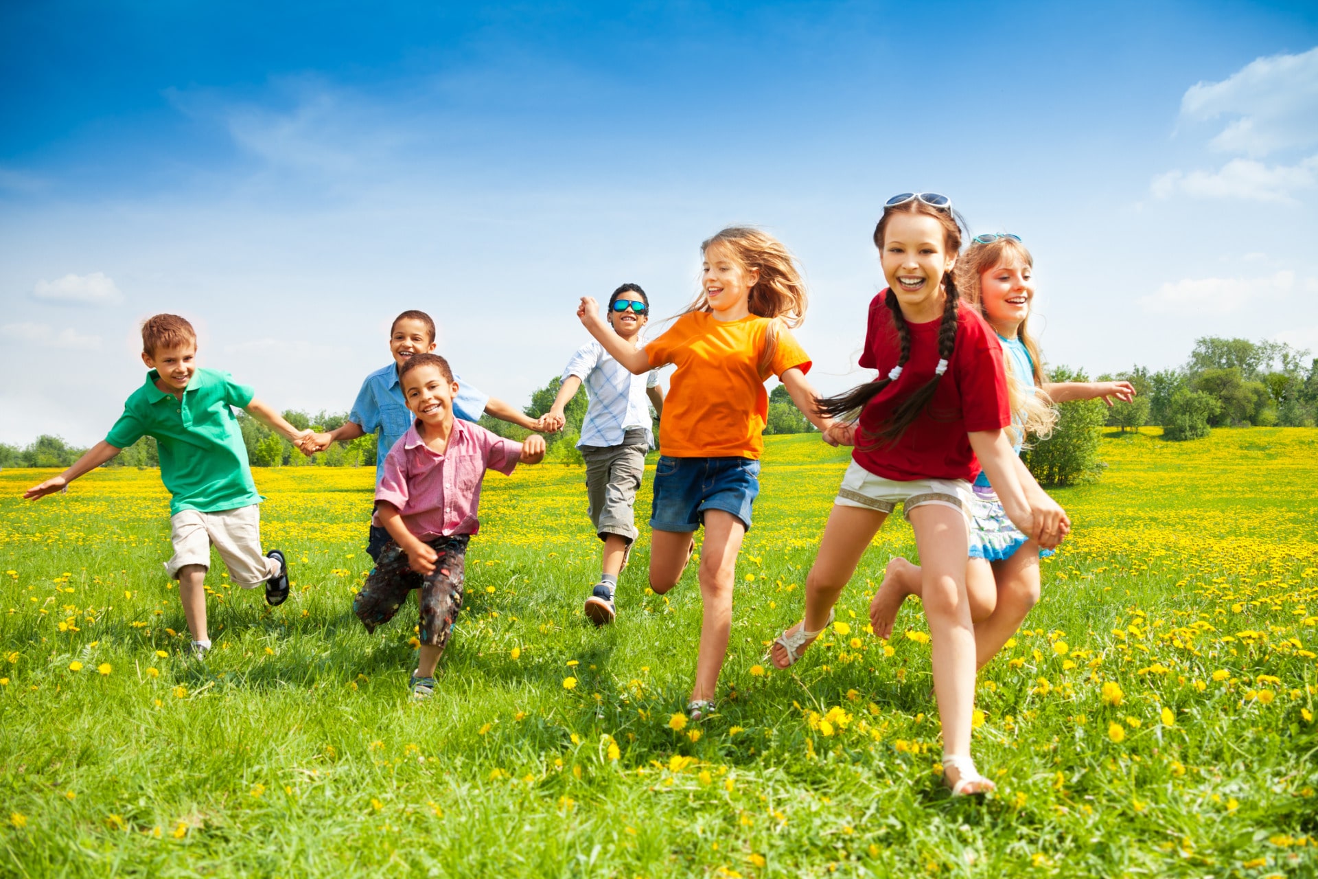 Bambini che corrono su un prato verde