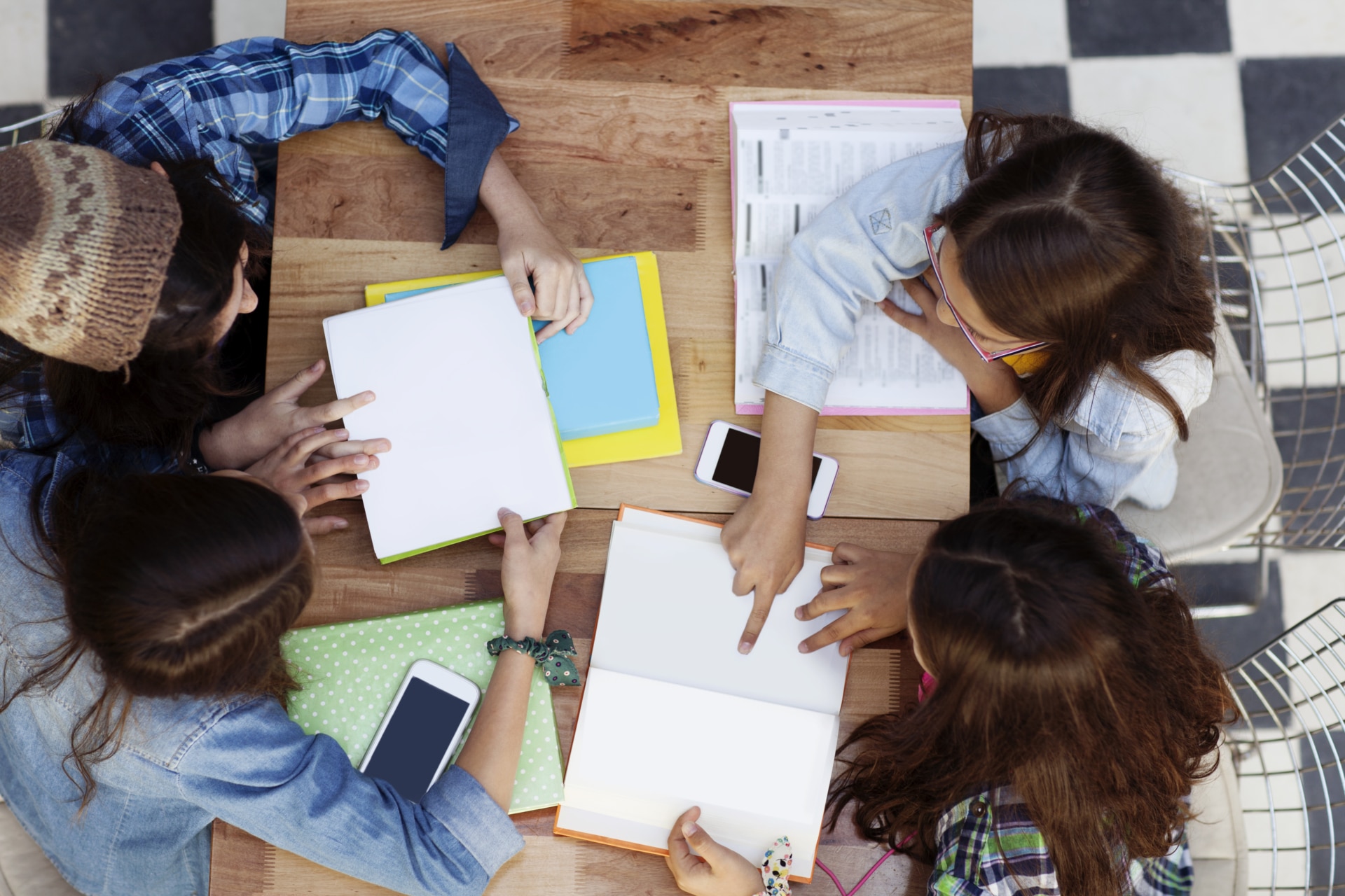 ragazzi che studiano in gruppo