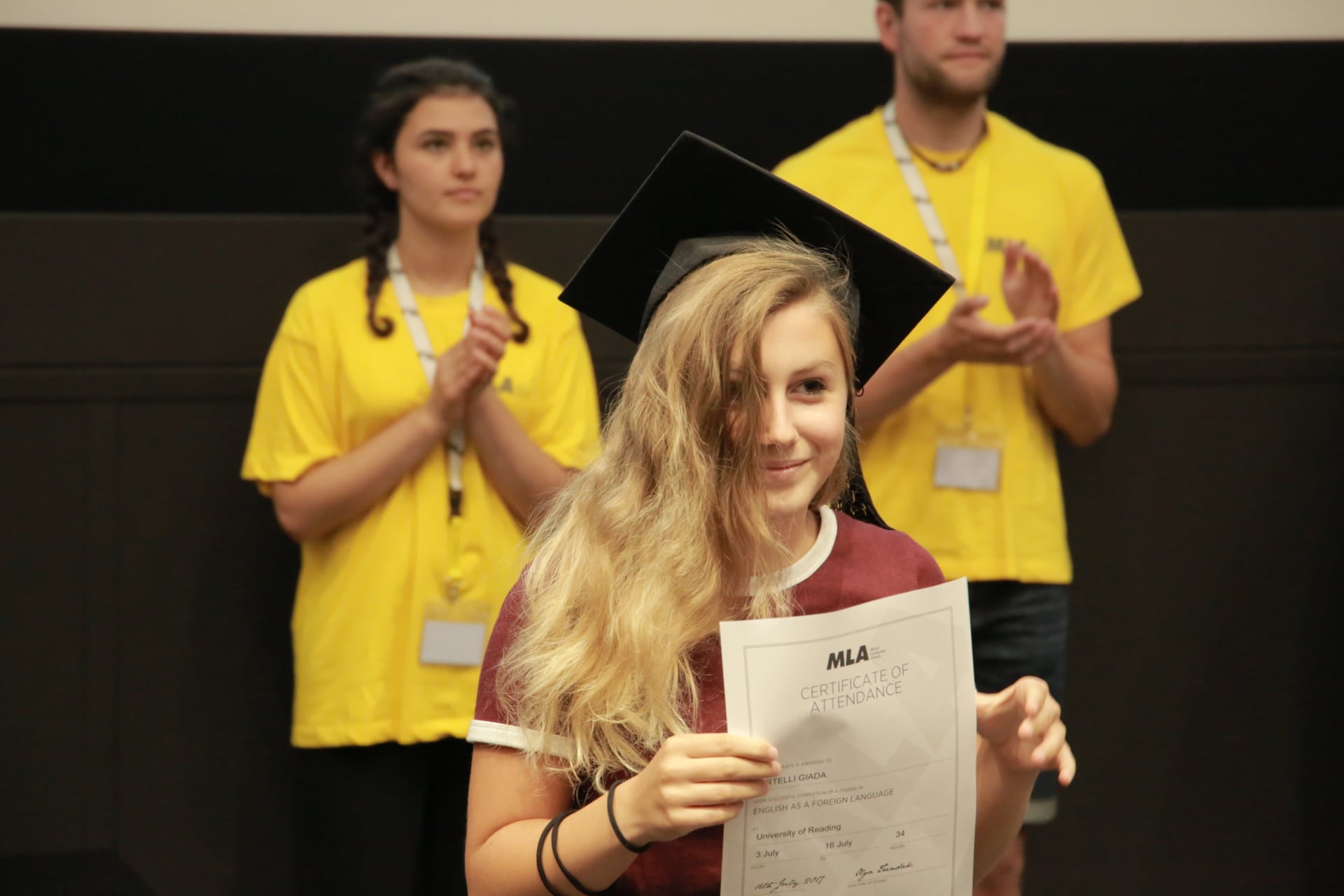 Ragazza con diploma in mano