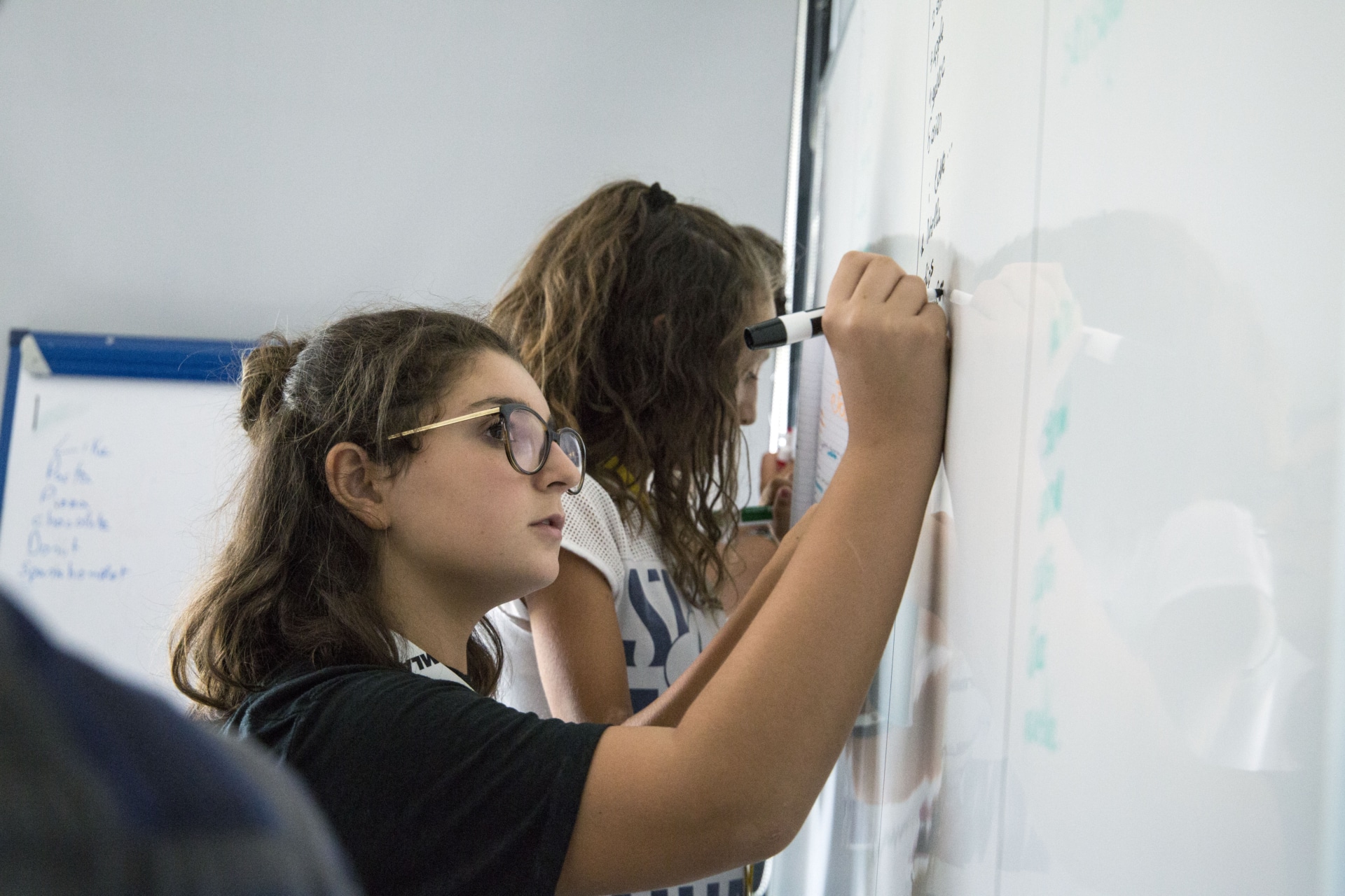 Ragazze che scrivono alla lavagna