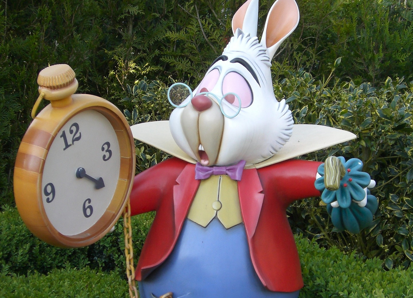 statua del bianconiglio con orologio in mano
