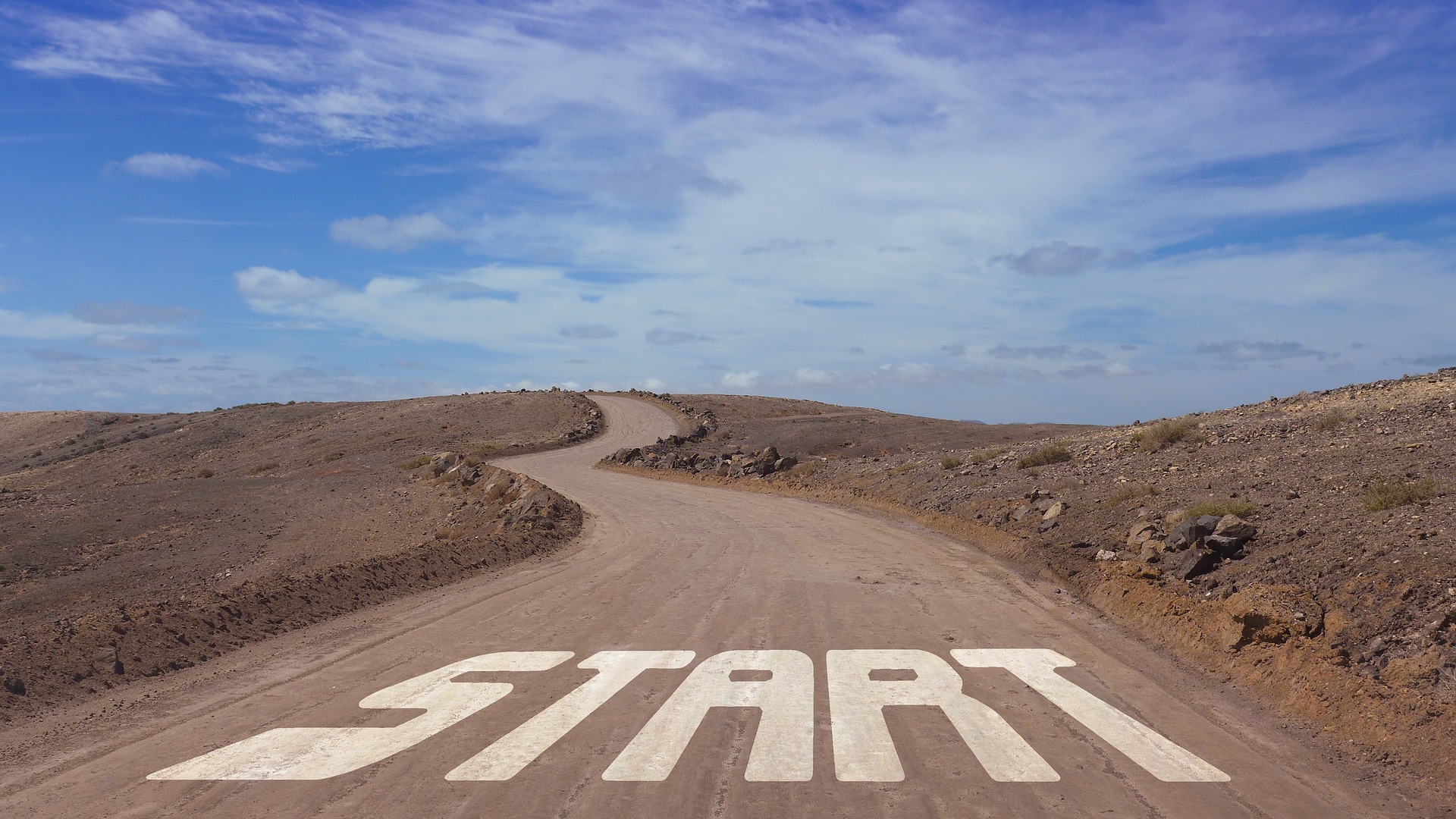 strada deserta con scritta start