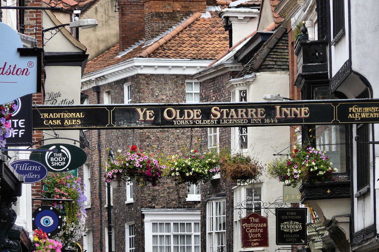 strada di York con insegne e cartelli dei negozi