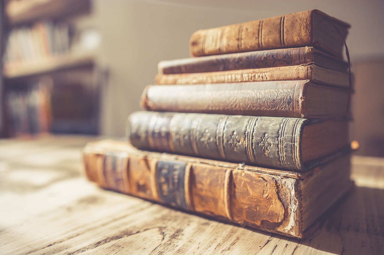 5 Libri antichi uno sopra l'altro