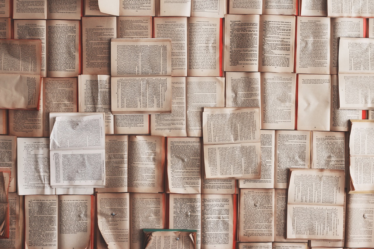 tappeto di libri aperti