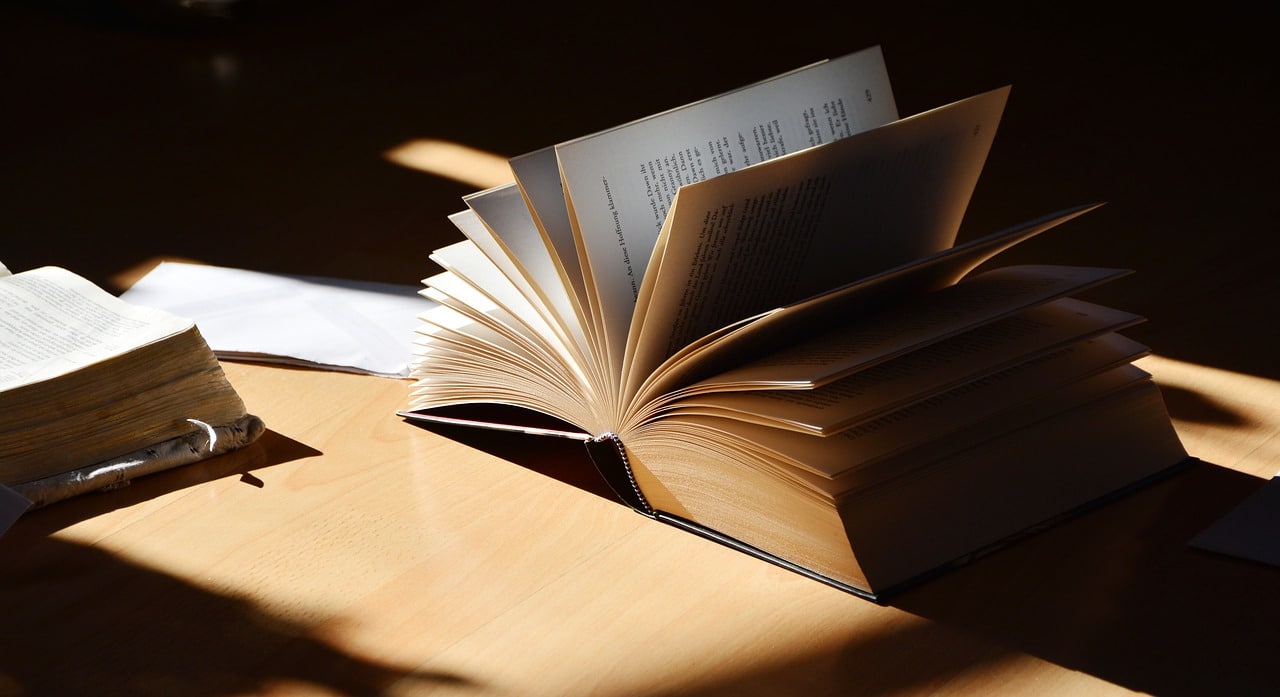 libro aperto su una scrivania