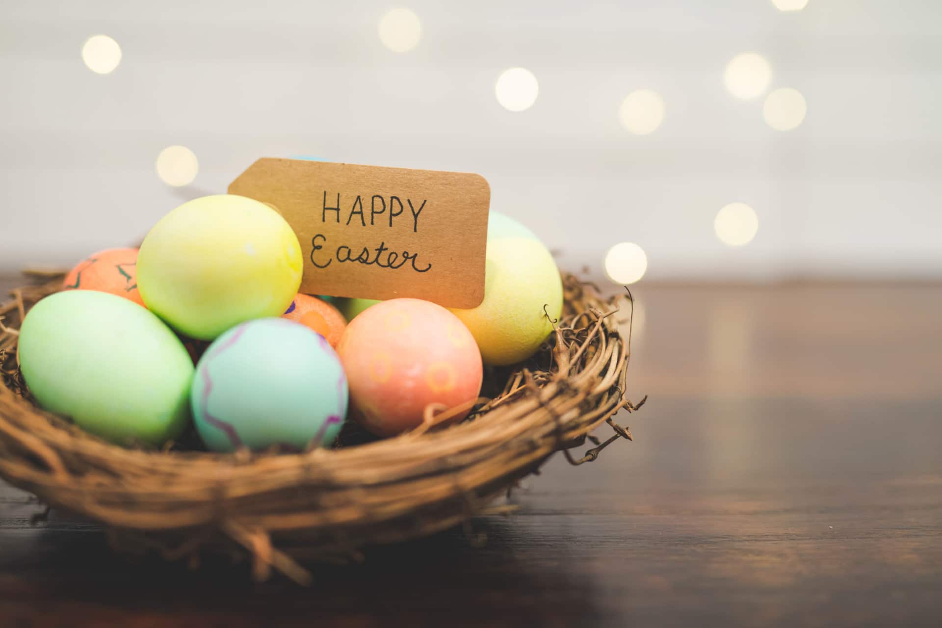 nido con uova colorate e scritta buona pasqua