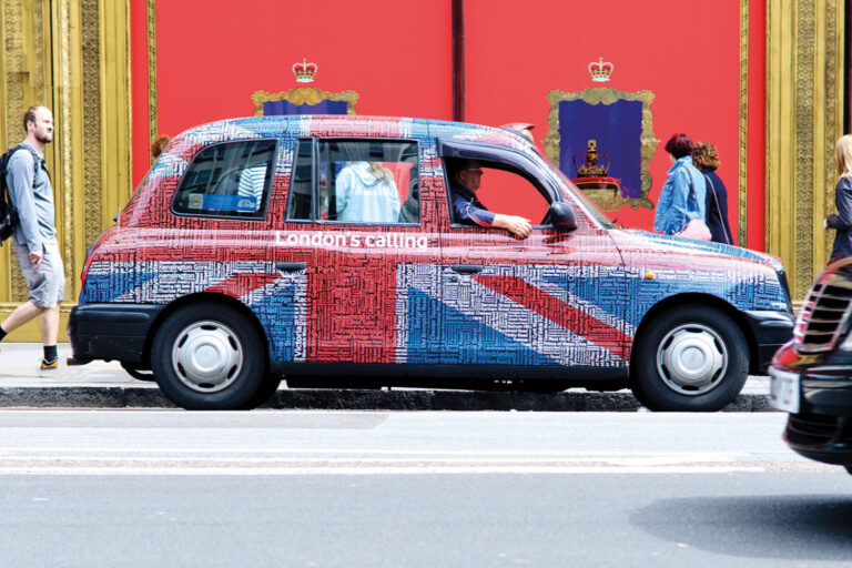 Londra Vacanze studio MLA Macchina con bandiera inglese