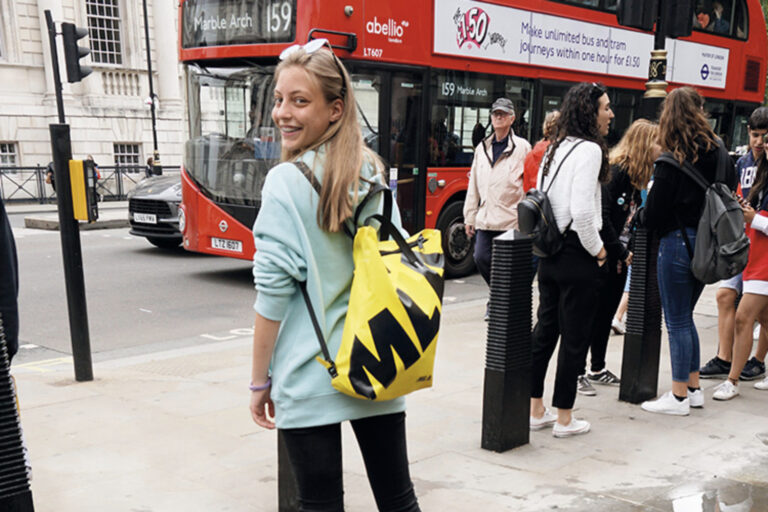 Londra Uxbridge Vancaze Studio studentessa che sorride con zaino MLA