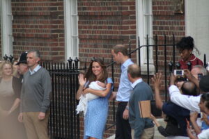 foto di Kate Middledon con in braccio il principe George neonato