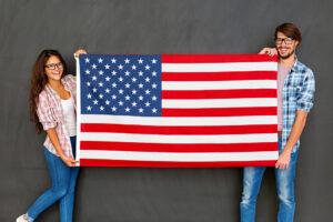 Due ragazzi che mantengono la bandiera americana