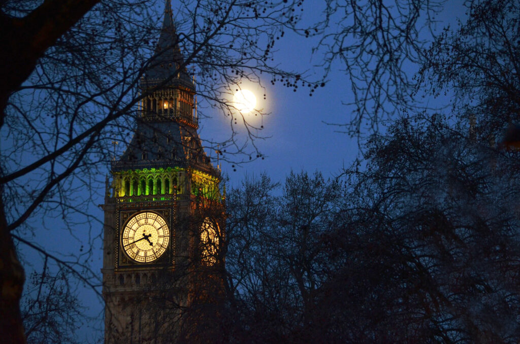 Cielo notturno con Big ben e luna piena