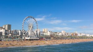 lungomare di brighton con ruota panoramica