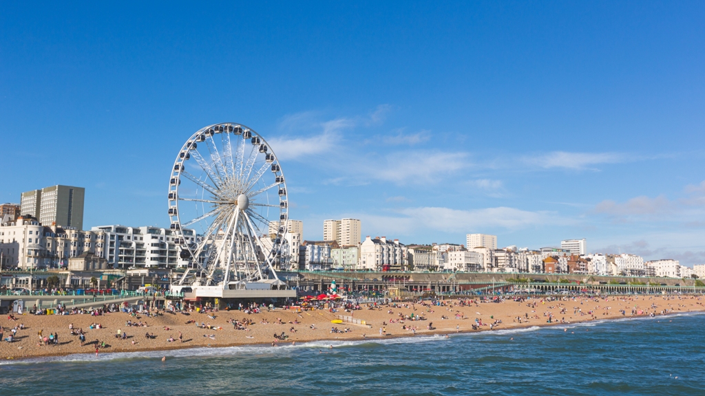 lungomare di brighton con ruota panoramica