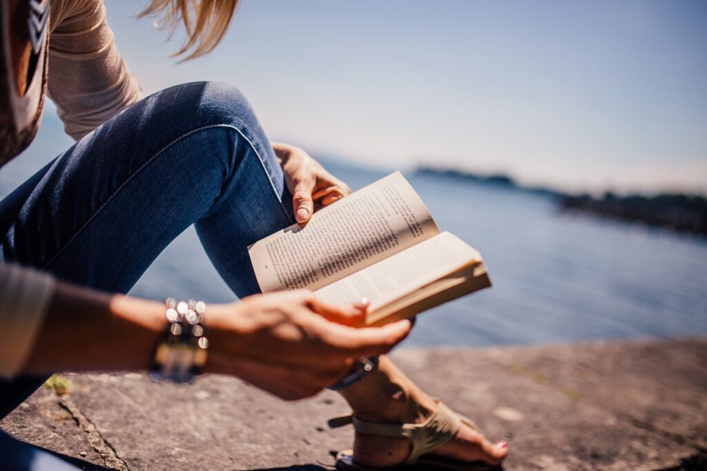 Donna che legge un libro