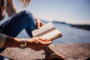 Donna che legge un libro
