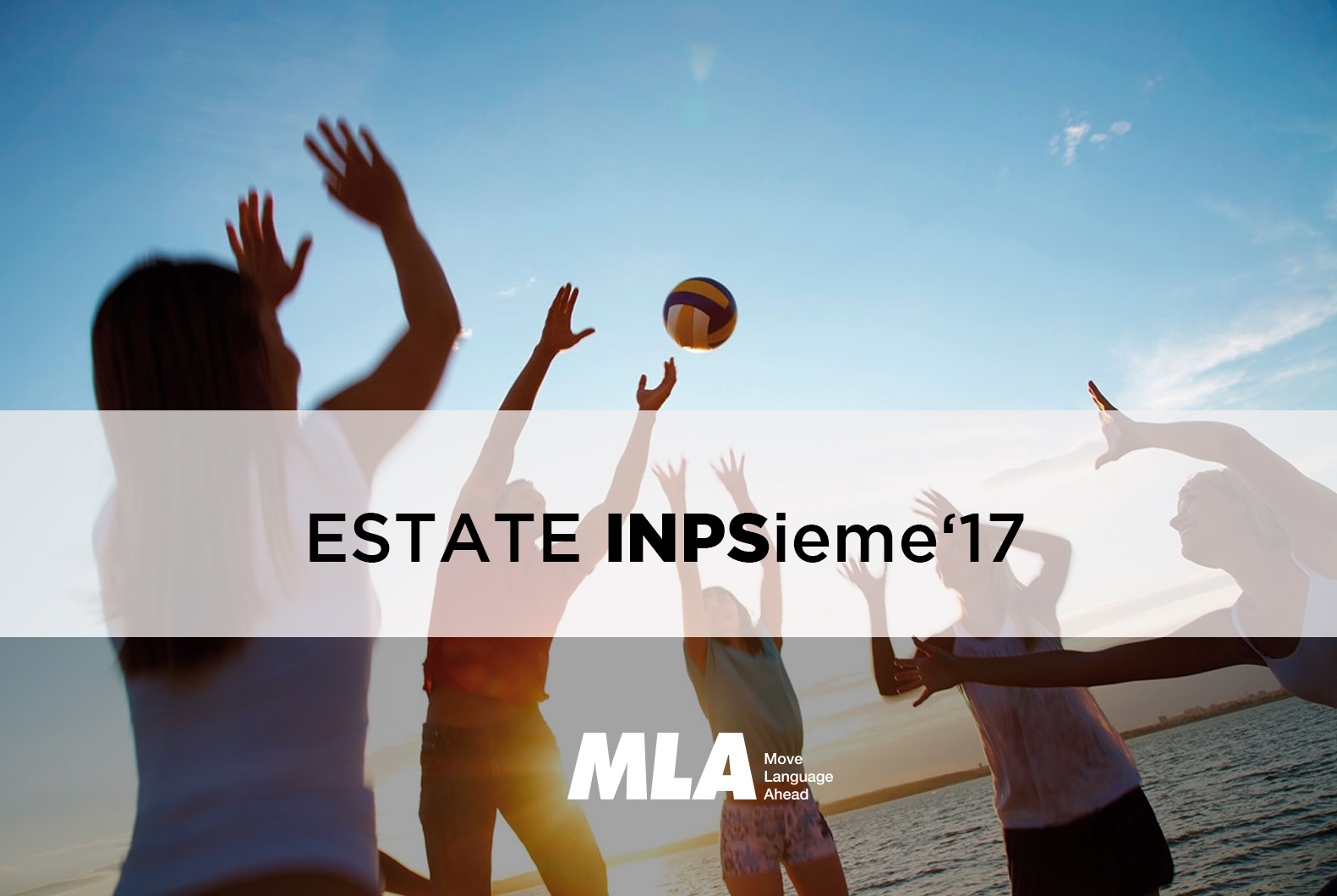 Ragazzi che giovano a pallavolo sulla spiaggia
