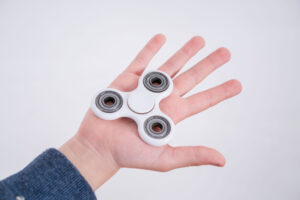 Fidget spinner nel palmo di una mano