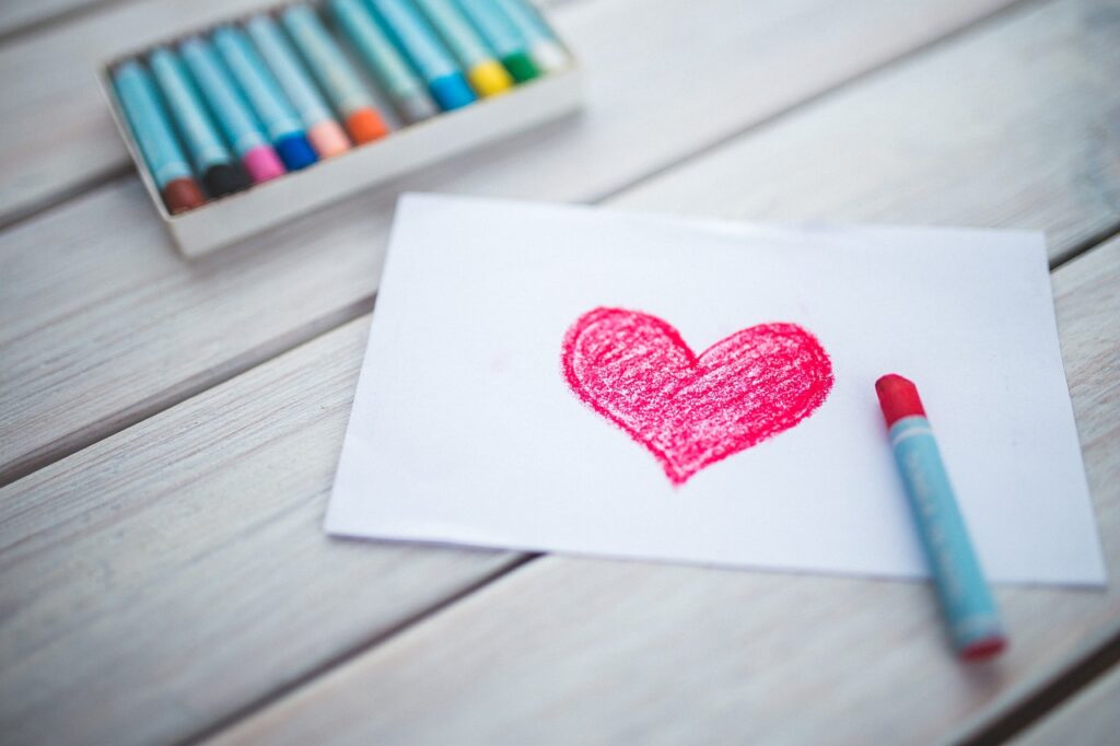 Foglio con cuore disegnato a pastello