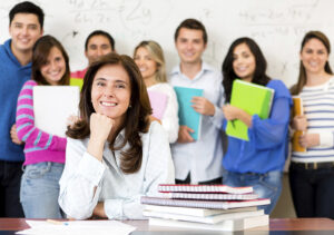 Docente di inglese con studenti alle spalle