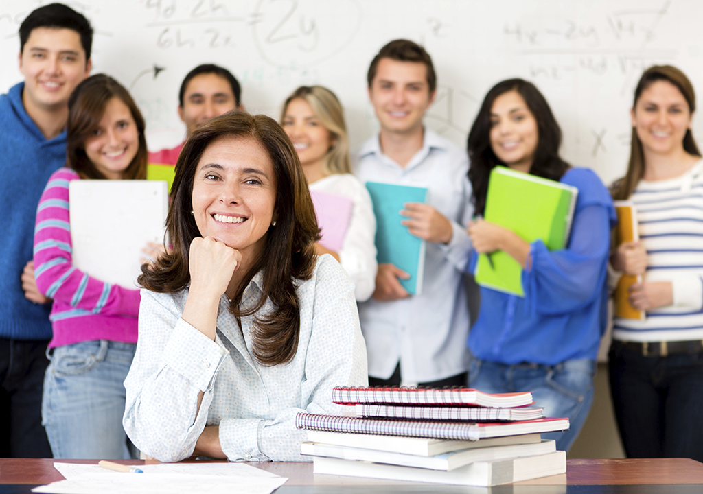 Docente di inglese con studenti alle spalle