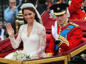 Kate e William salutano dalla carrozza al loro matrimonio
