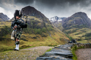 Scozzese se che suona la cornamusa in kilt