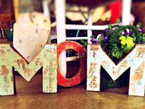 Scritta in legno MOM