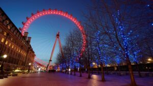 London Eye illuminata di rosso