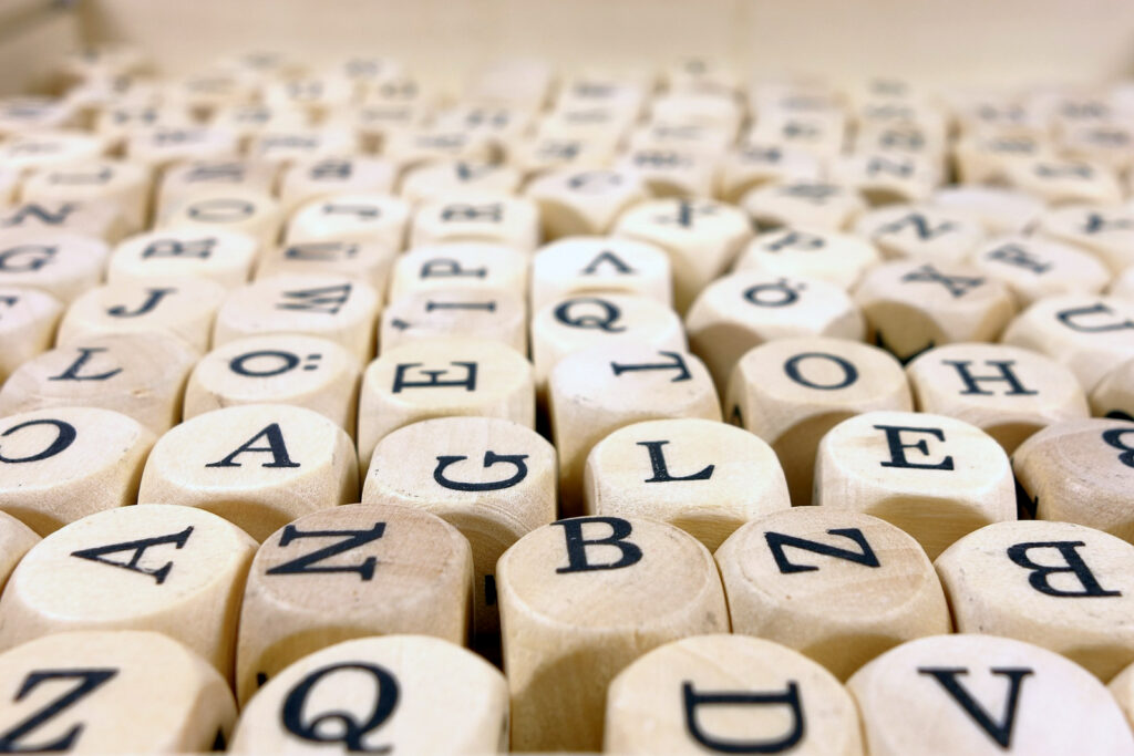 dadi in legno con lettere