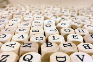dadi in legno con lettere