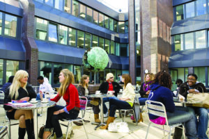 Persone che chiacchierano ad un bar