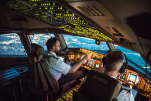 Pilota nella cabina di comando dell'aereo
