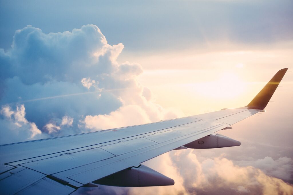 Ala dell'aereo in volo con raggio di sole