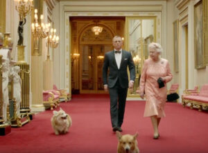 Regina Elisabetta e Daniel Craig nei corridoi del palazzo con i suoi cani