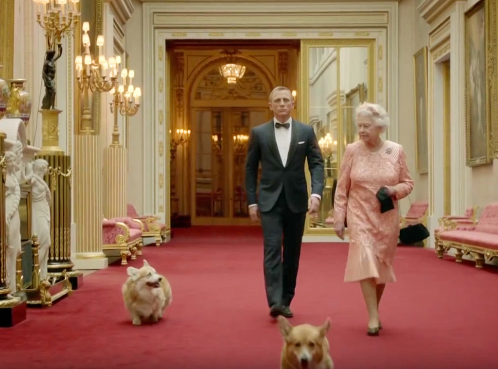 Regina Elisabetta e Daniel Craig nei corridoi del palazzo con i suoi cani