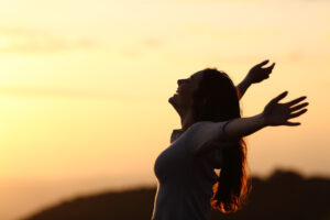 ragazza che esprime libertà