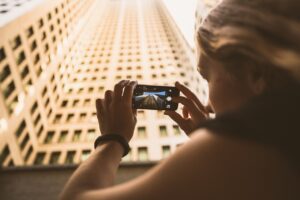 ragazza che fotografa un grattacielo