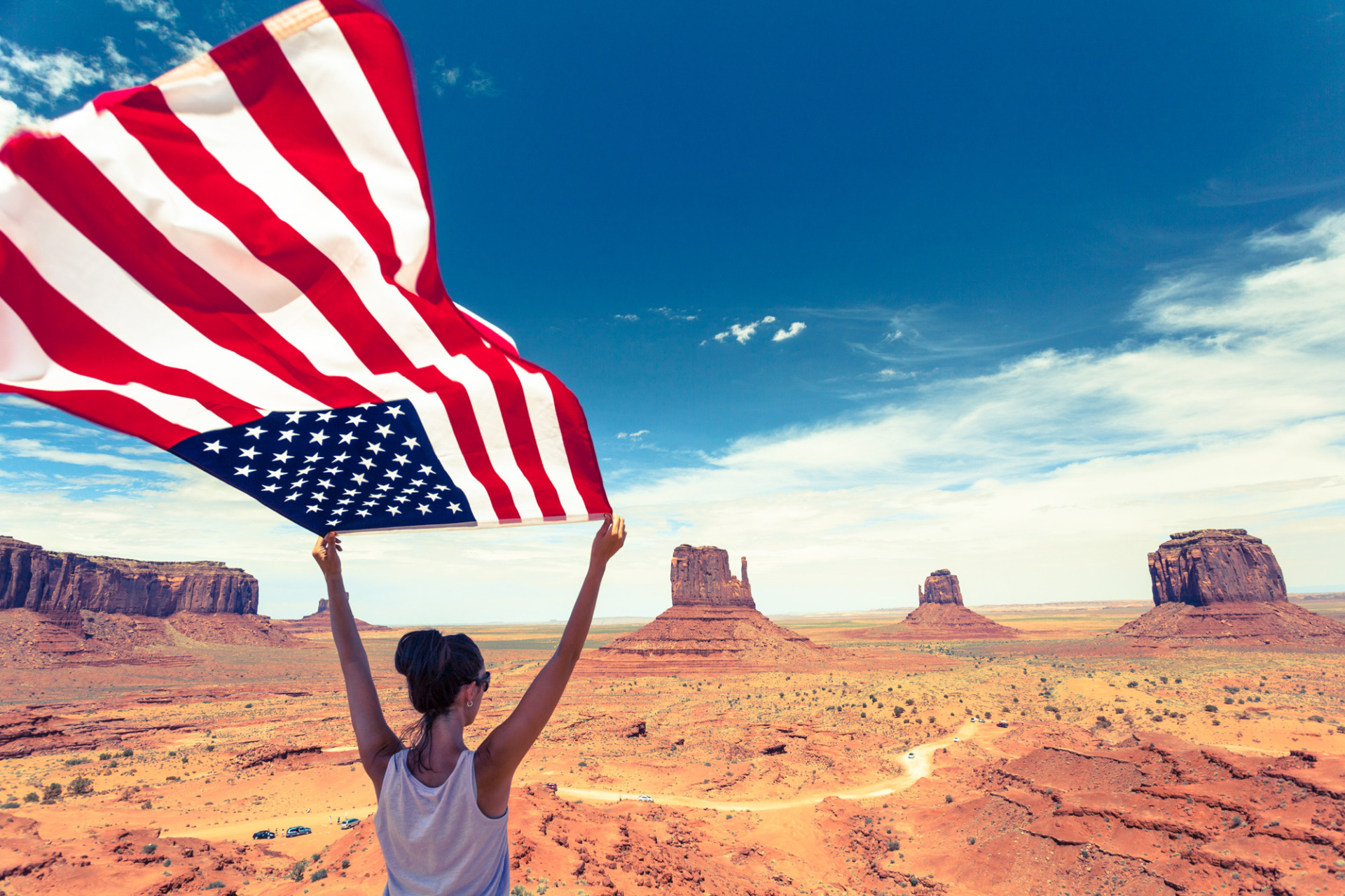 Ragazza con in mano una bandiera americana