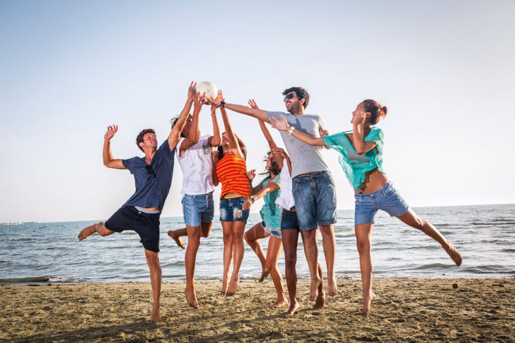 Ragazzi sulla spiaggia che si danno il cinque