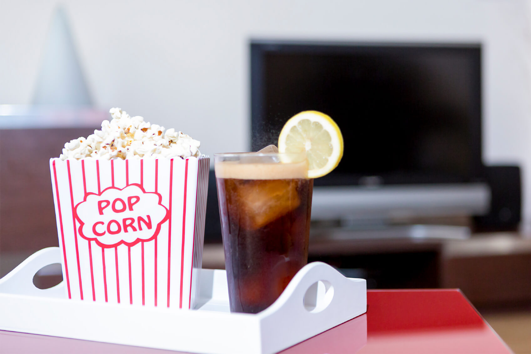 Pop corn e bibita davanti alla tv