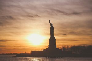 Statua della libertà al tramonto