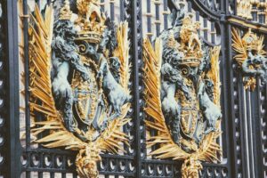 Stemma sui cancelli di Buckingham Palace