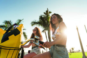 Studentesse MLA in bici